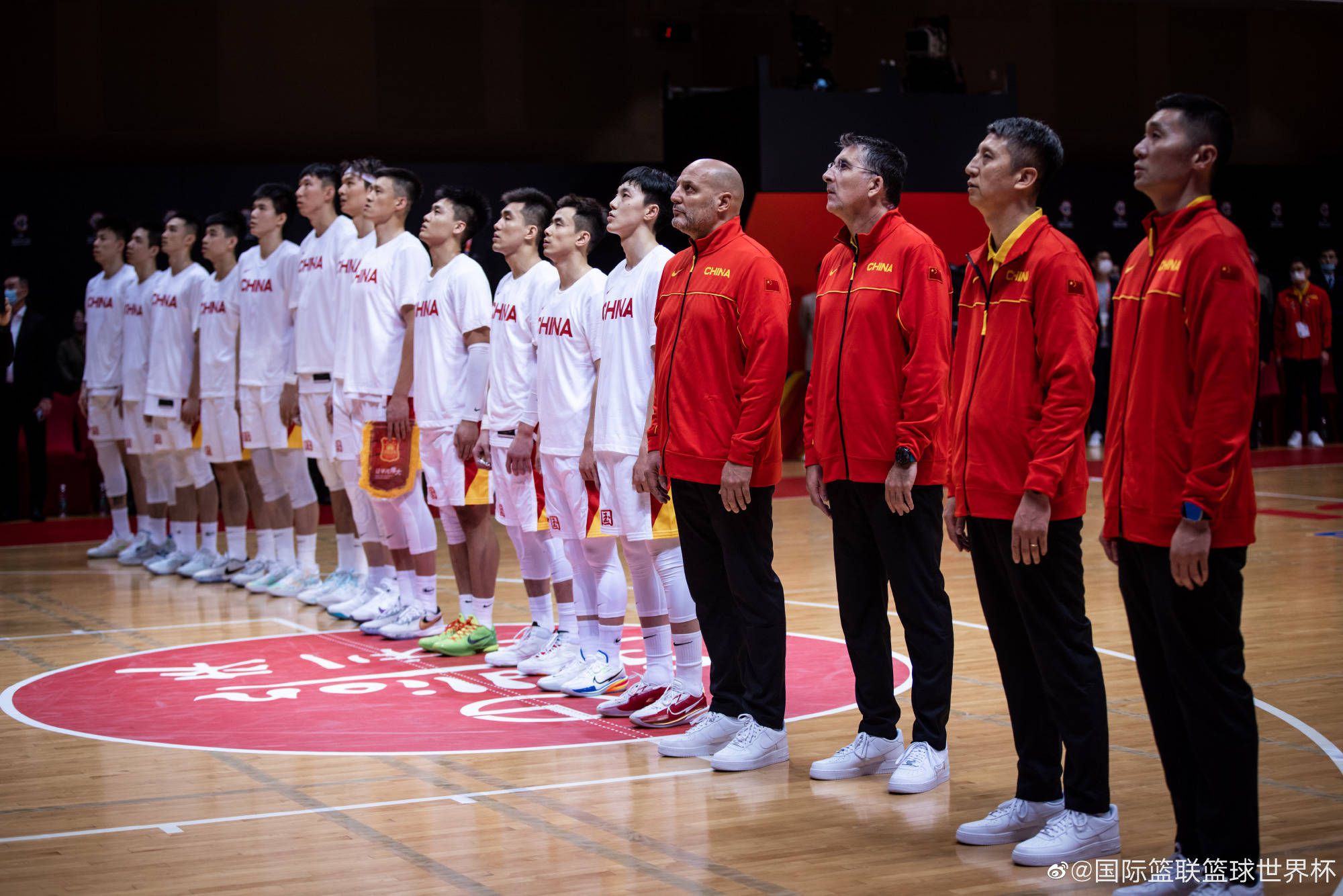 不过帕瓦尔似乎还没有做好首发的准备，因此国米的首发阵容与此前应该相差不大。